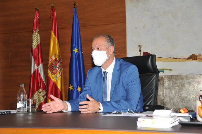 El presidente de las Cortes, Luis Fuentes, en una entrevista a Europa Press