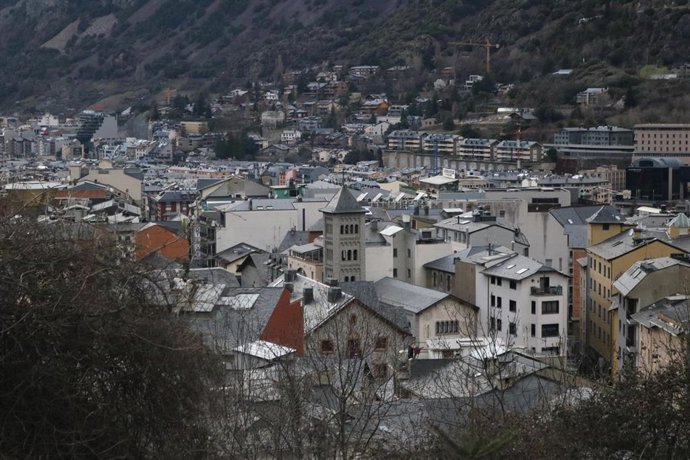 Los núcleos de Escaldes-Engordany y Andorra la Vella vistos desde la carretera que los une con Encamp.