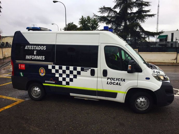 Imagen de archivo de un furgon de la Policía Local de Granada