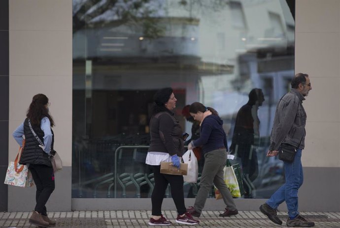 Algunas personas sin mascarilla guardan cola en un supermercado durante el día 34 del estado de alarma en el país por la crisis del coronavirus. En Sevilla (Andalucía, España), a 17 de abril de 2020.