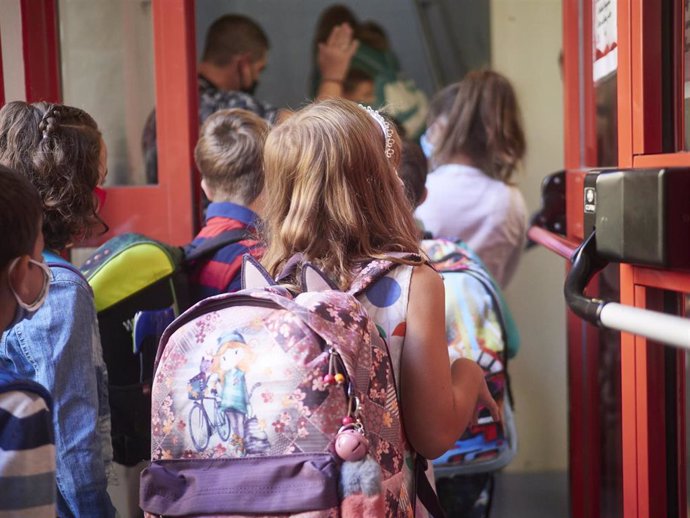 Niños entran al Colegio Público Víctor Pradera en Pamplona