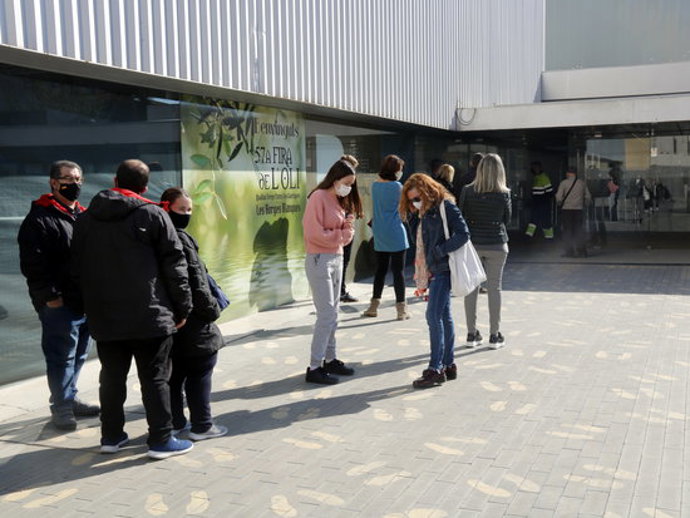 Pla general de persones fent cua per fer-se una prova PCR a l'exterior del pavelló de l'Oli de les Borges Blanques, el 17 d'octubre de 2020. (Hortizontal)