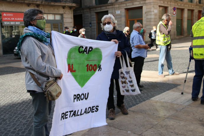 Dues dones sostenen una pancarta que crítica les retallades als CAP. Imatge del 17 d'octubre del 2020. (Horitzontal)