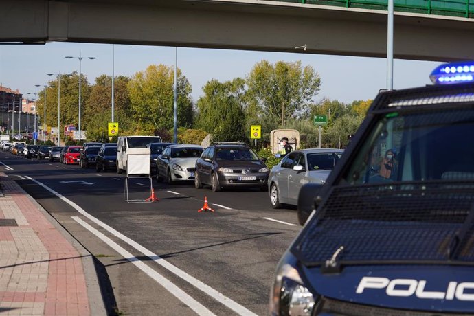Varios coches esperan a pasar un control de movilidad durante el primer día de confinamiento perimetral y medidas restrictivas en  Salamanca.