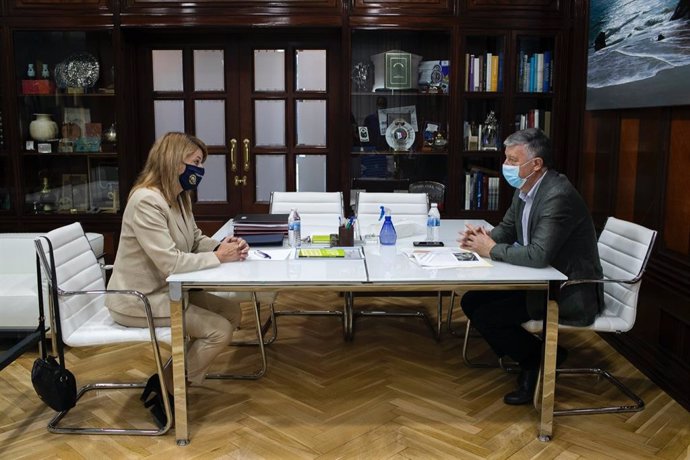 Reunión de la presidenta de la Autoridad Portuaria de Huelva, Pilar Miranda, con el alcalde de Palos de la Frontera, Carmelo Romero.