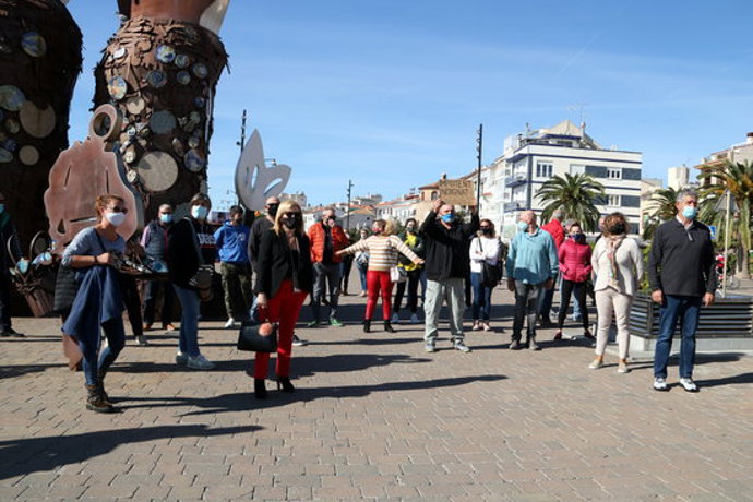 Pla general de restauradors concentrats a Cambrils per rebutjar el tancament de bars i restaurants. Imatge del 17 d'octubre del 2020 (Horitzontal).
