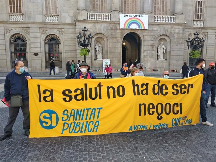 Manifestants a la plaa Sant Jaume (Barcelona) en protesta contra la privatització de la sanitat