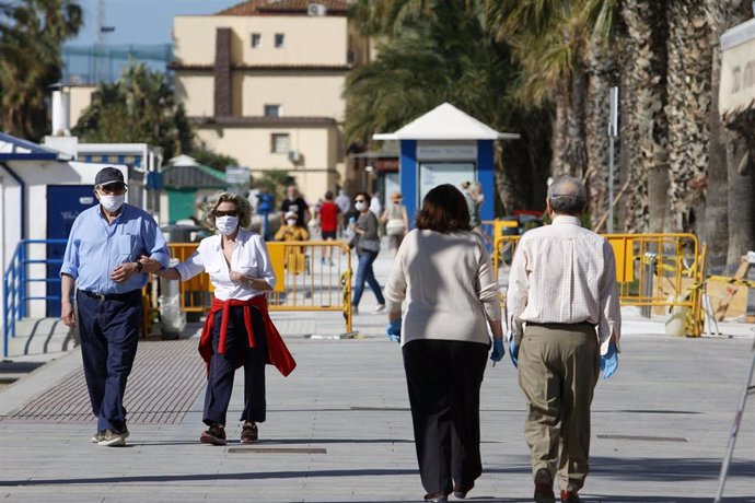 Personas paseando por Málaga capital