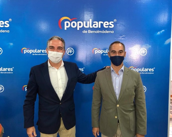 Elías Bendodo, portavoz del PP andaluz y presidente del PP de Málaga, y Juan Antonio Lara, candidato por el PP a la alcaldía de Benalmádena, en la reunión del Comité Ejecutivo del PP de Benalmádena