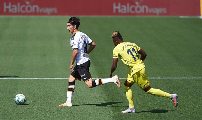 Samuel Chukwueze y Carlos Soler en un Villarreal-Valencia