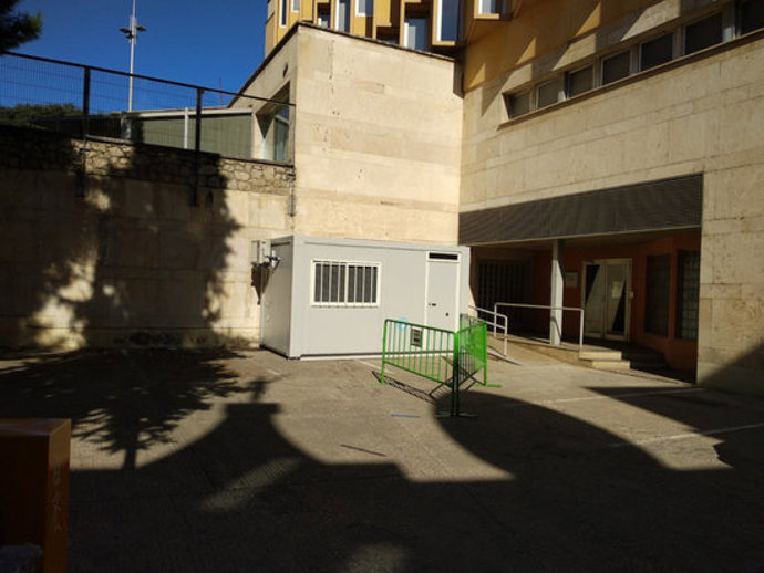 Pla mitj del mdul que s'ha retirat just al costat del CAP Ernest Lluch de Figueres aquest dissabte 17 d'octubre de 2020. (Horitzontal)