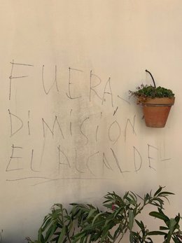 Pintadas en casa de una concejal de Alfaro