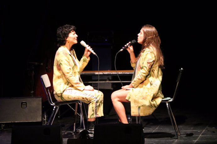 Pla general de Paula Grande i Anna Ferrer en un moment del concert al teatre Conservatori de Manresa. Imatge del 17 d'octubre del 2020. (Horitzontal