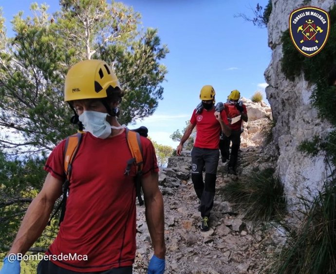 Efectivos de Bomberos de Mallorca en un momento del rescate.