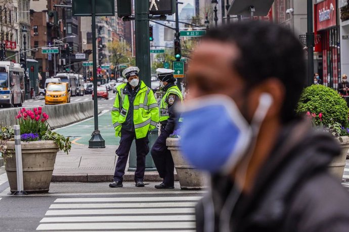 Un hombre con mascarilla en una calle de Nueva York