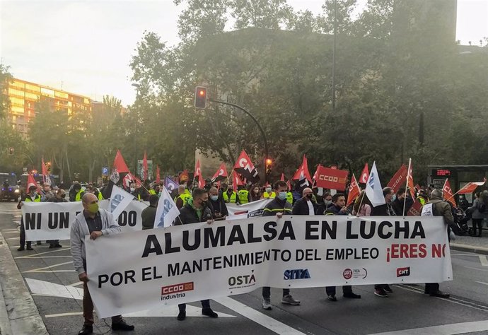 Trabajadores de Alumalsa se manifiestan en defensa de los 230 puestos de los que quiere prescindir la empresa.