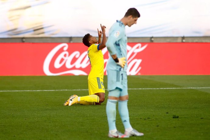 El Choco Lozano celebra su gol ante un Courtois cabizbajo en el Real Madrid-Cádiz de LaLiga Santander 2020-2021
