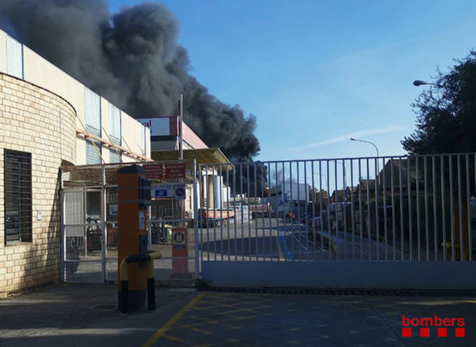 Pla general de l'empresa de fabricació de pintures de Badalona, on s'ha declarat l'incendi. Imatge cedida el 17 d'octubre del 2020 (Hortizontal)