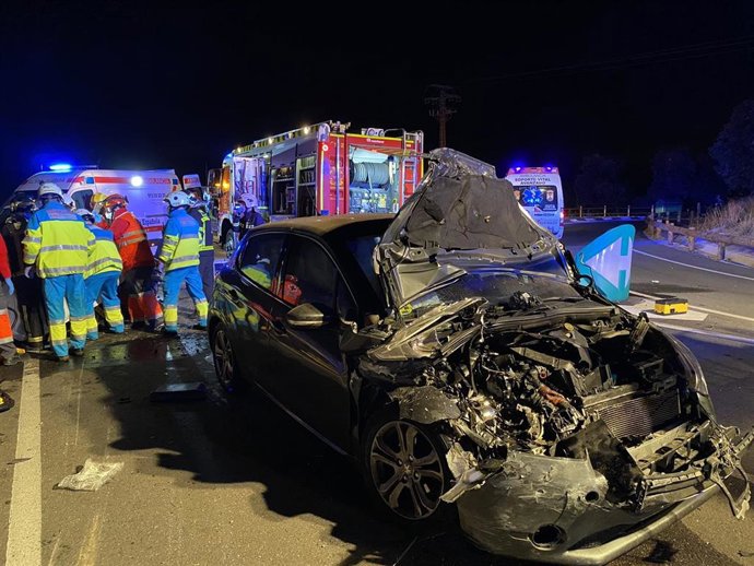 Un turismo siniestrado tras un choque frontal en el kilómetro 21 de la M-608 a la altura de Manzanares el Real en la Comunidad de Madrid.