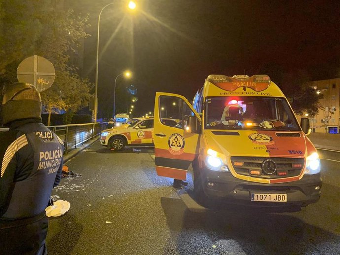 Los equipos de emergencia trabajan tras un accidente de moto en la A-5 en el sentido de entrada a Madrid.