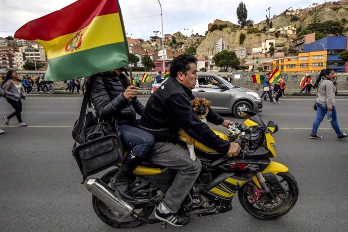 Motorista con la bandera boliviana en La Paz