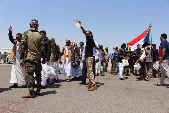 Prisioneros yemeníes liberados en un intercambio.