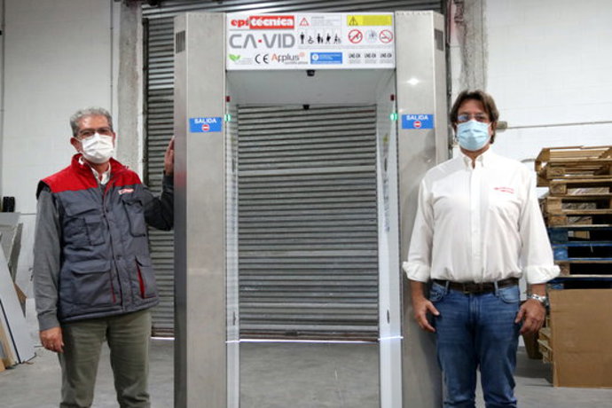 Imatge de Pablo Donadio i Francesc Roca, CEO i director comercial d'Epitécnica, amb un túnel desactivador el 16 d'octubre de 2020. (Horitzontal)