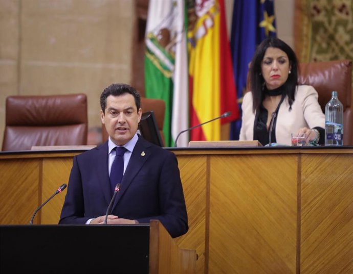 El presidente de la Junta de Andalucía, Juanma Moreno, durante su comparecencia en la sesión presencial de la Diputación Permanente del Parlamento de Andalucía, para valorar la evolución de la pandemia por coronavirus en Andalucía. En Sevilla, (Andalucí