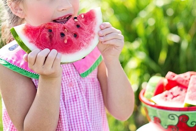 Niña comiendo sandía