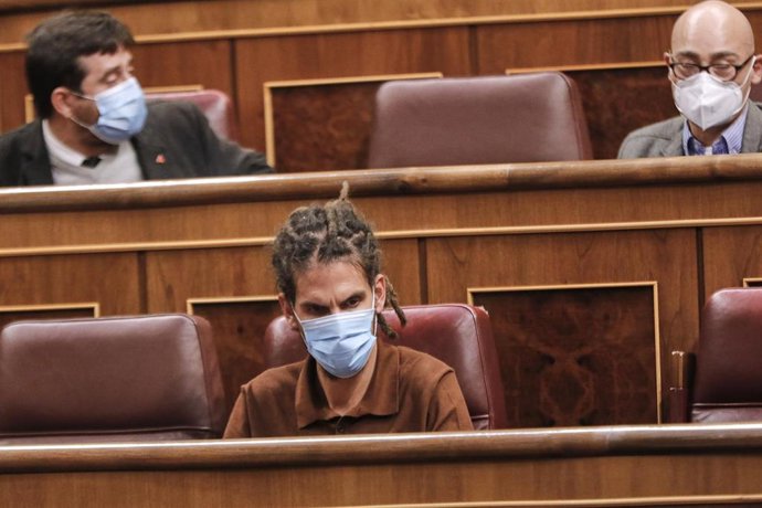 El diputado de Unidas Podemos Alberto Rodríguez (c), durante una sesión plenaria en el Congreso de los Diputados.