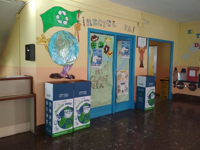 Contenedores en un centro escolar de la Comunidad.