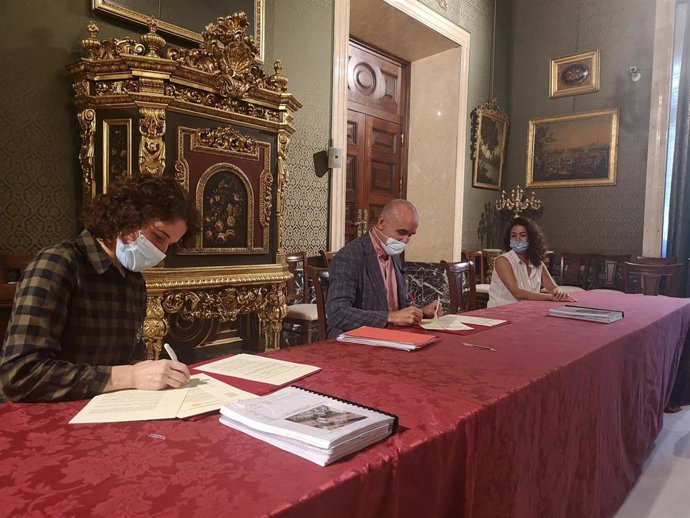 El concejal delegado de Hábitat Urbano, Cultura y Turismo del Ayuntamiento de Sevilla, Antonio Muñoz, y los representantes de comunidades de propietarios de Alcosa firman convenios para la construcción de ascensores.