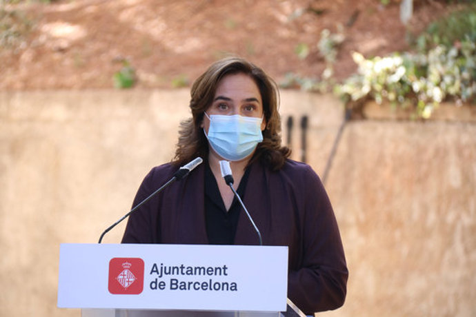 Pla mitj de l'alcaldessa de Barcelona, Ada Colau, en una atenció a mitjans al centre per a persones sense llar de la Vall d'Hebrón. 15 d'octubre del 2020. (Horitzontal)