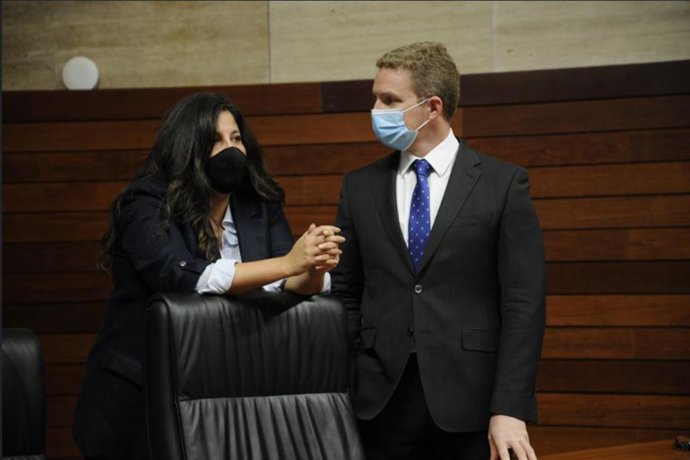 La diputada Marta Pérez conversa con Fernando Rodríguez en la Asamblea