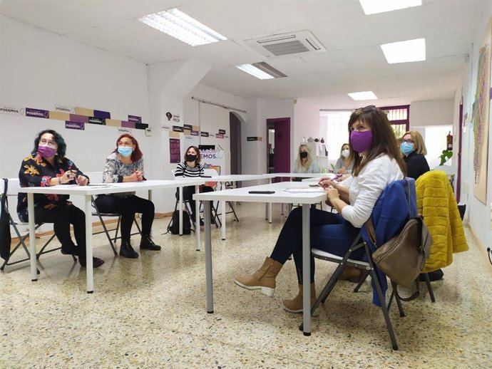 Representantes de Podemos Aragón se reúnen con las trabajadoras de Alumalsa afectadas por el ERE.