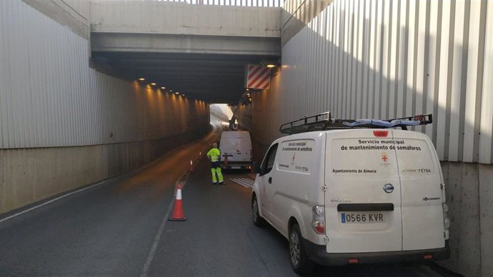 Trabajos para instalar el cierre automático en el tunel de La Goleta