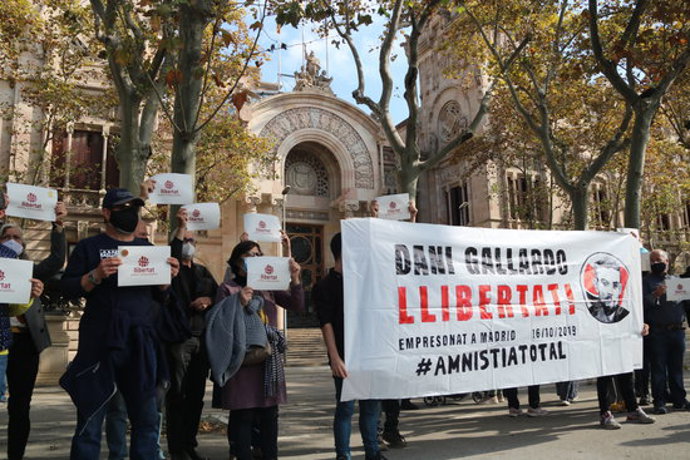 Pla obert de diversos manifestants davant el TSJC mostrant una pancarta en suport a Dani Gallardo, detingut a Madrid per les protestes de la sentncia de l'1-O. Imatge del 18 d'octubre de 2020. (Horitzontal)