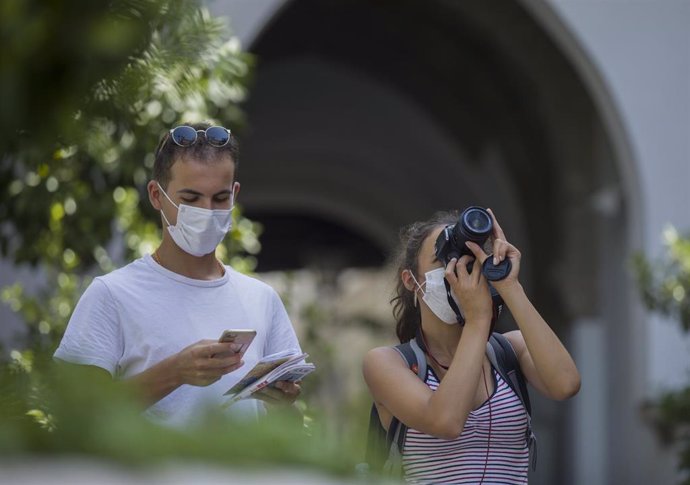 Una pareja de turistas en la Avd. de la Constitución. En Sevilla (Andalucía, España), a 27 de agosto de 2020.