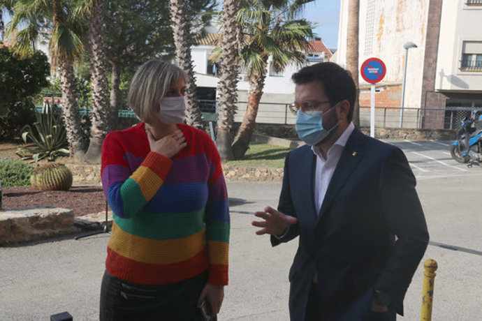 Pla mitj de la consellera de Salut, Alba Vergés, amb el vicepresident del Govern, Pere Aragons, aquest diumenge 18 d'octubre a Palamós. (Horitzontal)