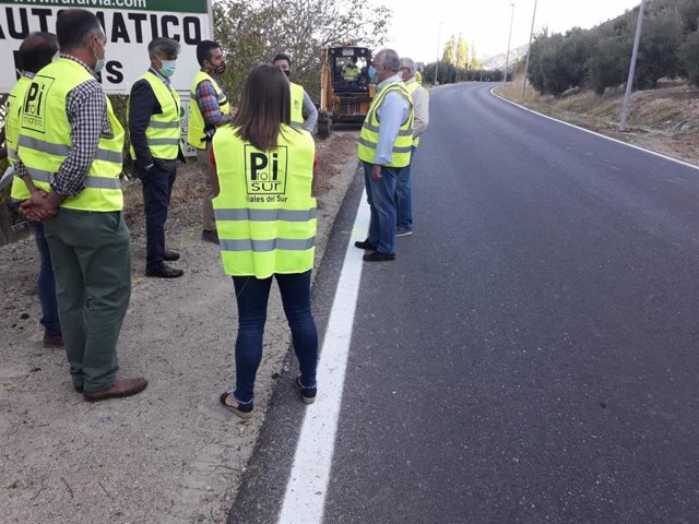 La Junta de Andalucía construye un acerado en la travesía de la A-319 de Burunchel en La Iruela (Jaén).