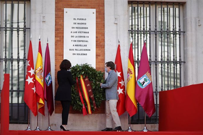 La presidenta de la Comunidad de Madrid, Isabel Díaz Ayuso; y el alcalde de Madrid, José Luis Martínez-Almeida, colocan una corona de laurel durante el homenaje a las víctimas del Covid-19.