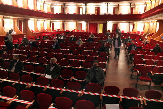 Pla general dels assistents a l'assemblea general de regants dels Canals d'Urgell que s'ha fet al Teatre L'Amistat de Mollerussa per complir les mesures de seguretat, el 18 d'octubre de 2020. (Horitzontal)