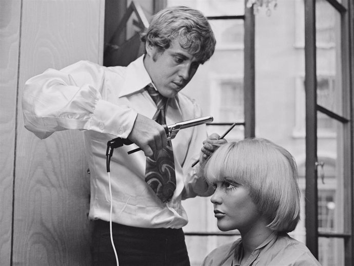 British celebrity hairdresser Gavin Hodge styling hair of his wife, former debutante Jayne Harries, in his Mayfair salon, London, UK, 24th August 1968. (Photo by Dove/Daily Express/Getty Images)