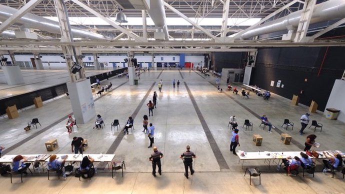 Los bolivianos residentes en Catalunya votan este domingo en el centro de La Farga en L'Hospitalet de Llobregat (Barcelona).