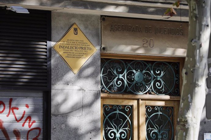 Placa en memoria del diputado socialista y ministro durante la II República Indalecio Prieto, en la que fue su casa en la Calle Carranza, en Madrid 