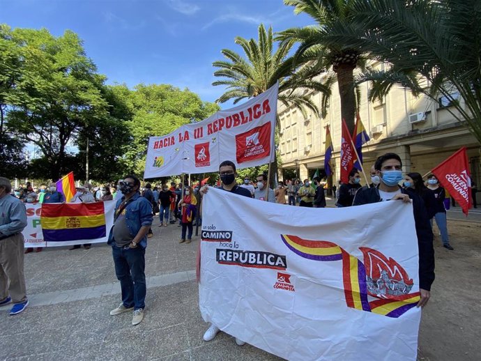 Concentración ante los Juzgados del Prado de Sevilla convocada por plataformas republicanas para exigir que el rey emérito no sea inviolable y se siente en el banquillo.