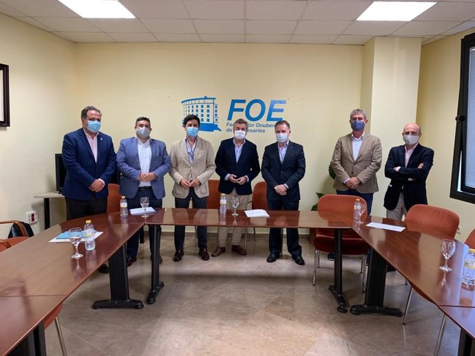 El vicesecretario de Fomento y Formación del PP andaluz, Miguel Ángel Torrico, y el secretario general del PP de Huelva, Alberto Fernández, han mantenido un encuentro con representantes de la Asociación de Empresarios de la Construcción (AECO).