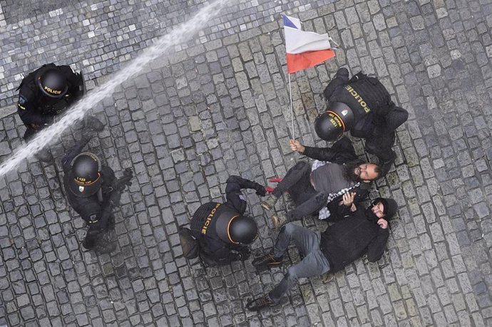 Enfrentamientos entre Policía y manifestantes durante una protesta contra las restricciones del coronavirus en el centro de Praga