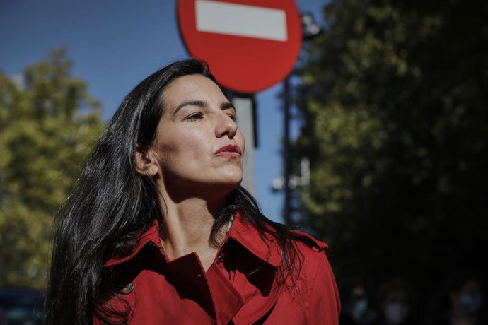 La presidenta de VOX Madrid y diputada en la Asamblea, Rocío Monasterio, bajo una señal de prohibido durante la manifestación convocada por su partido durante el Día de la Fiesta Nacional, en Madrid (España), a 12 de octubre de 2020. Según el partido, l