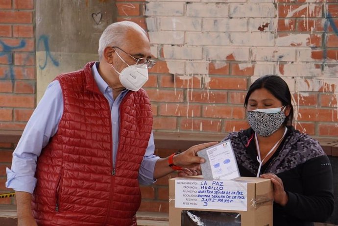 El candidato presidencial boliviano Carlos Mesa votando en un colegio electoral de La Paz